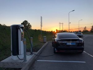Tesla Model S lādējas